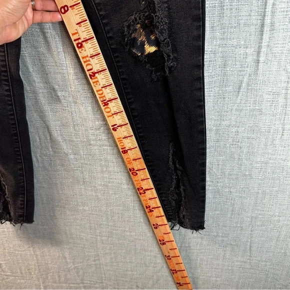 Judy Blue Black Leopard Patch Distressed Skinny Jeans 11/30 Mid Rise Raw Hem EUC - Picture 9 of 9